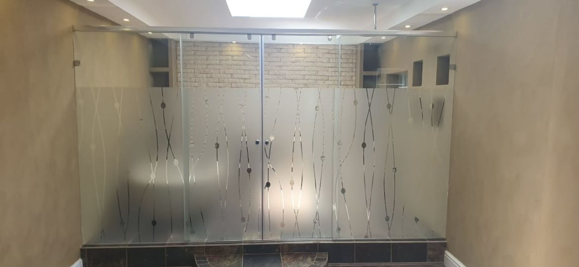 Frameless sliding shower